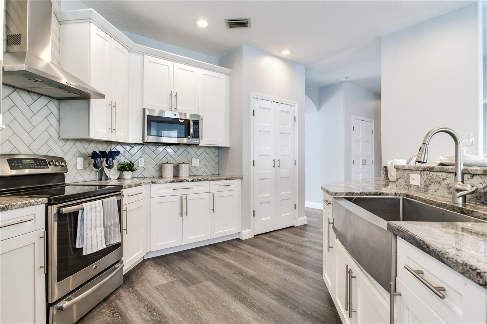 Listing photo id 17 for 517 Harbor Grove Circle