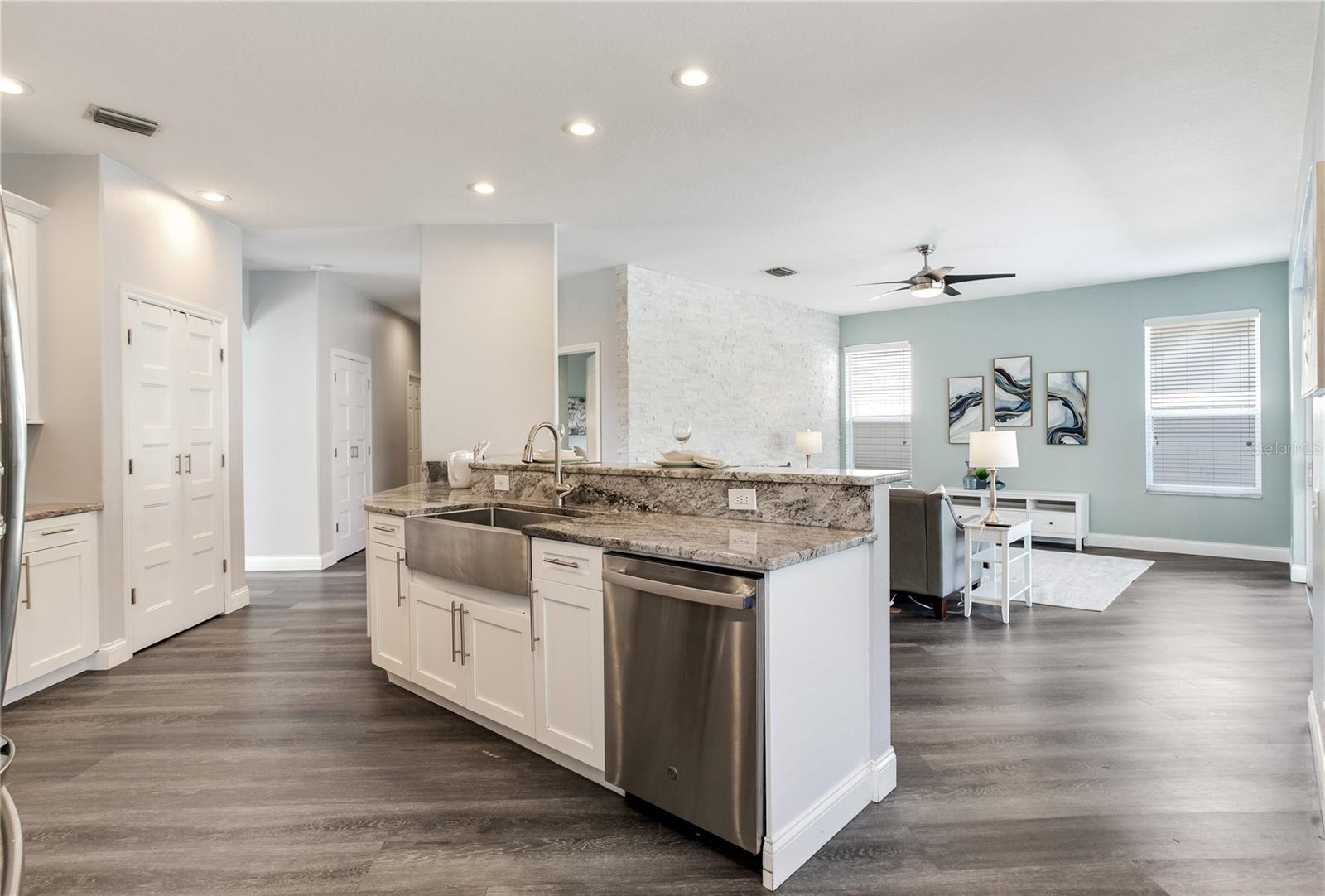 Listing photo id 21 for 517 Harbor Grove Circle