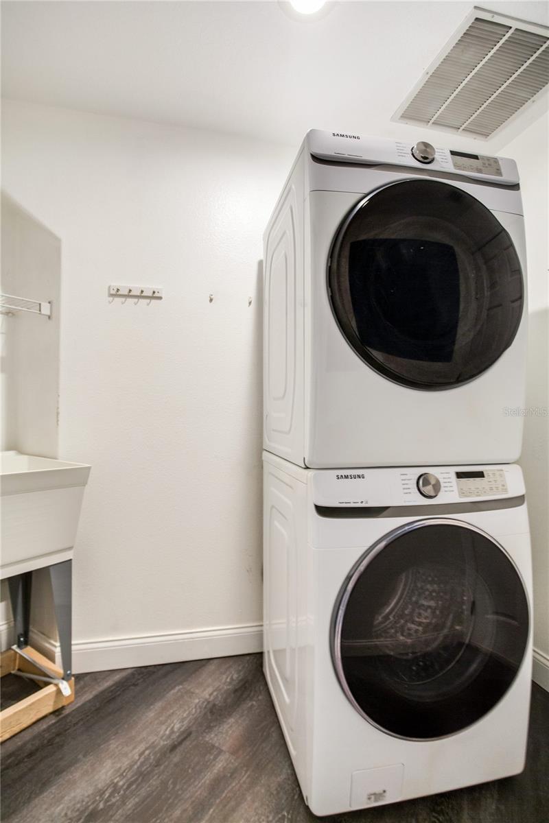 Listing photo id 37 for 517 Harbor Grove Circle