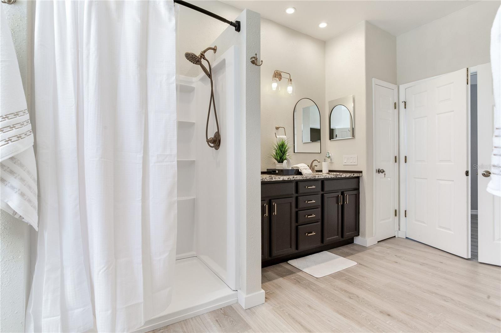 Listing photo id 45 for 517 Harbor Grove Circle