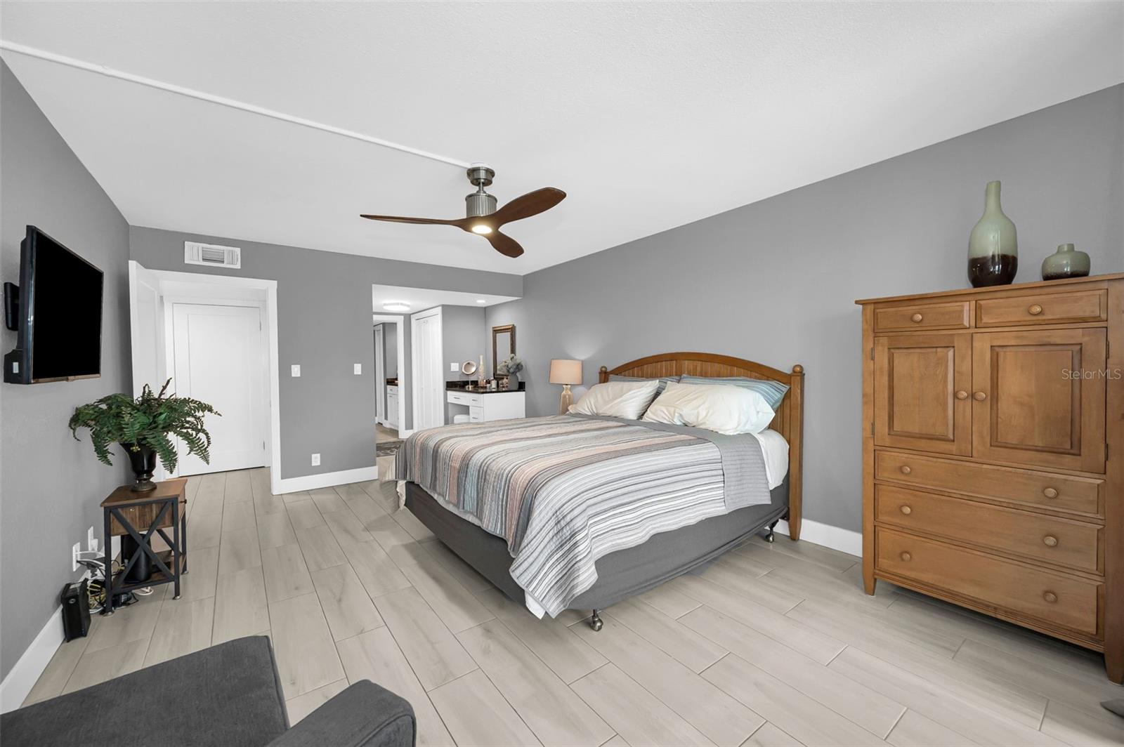 Image 30 of 79 For 1460 Gulf Boulevard 506