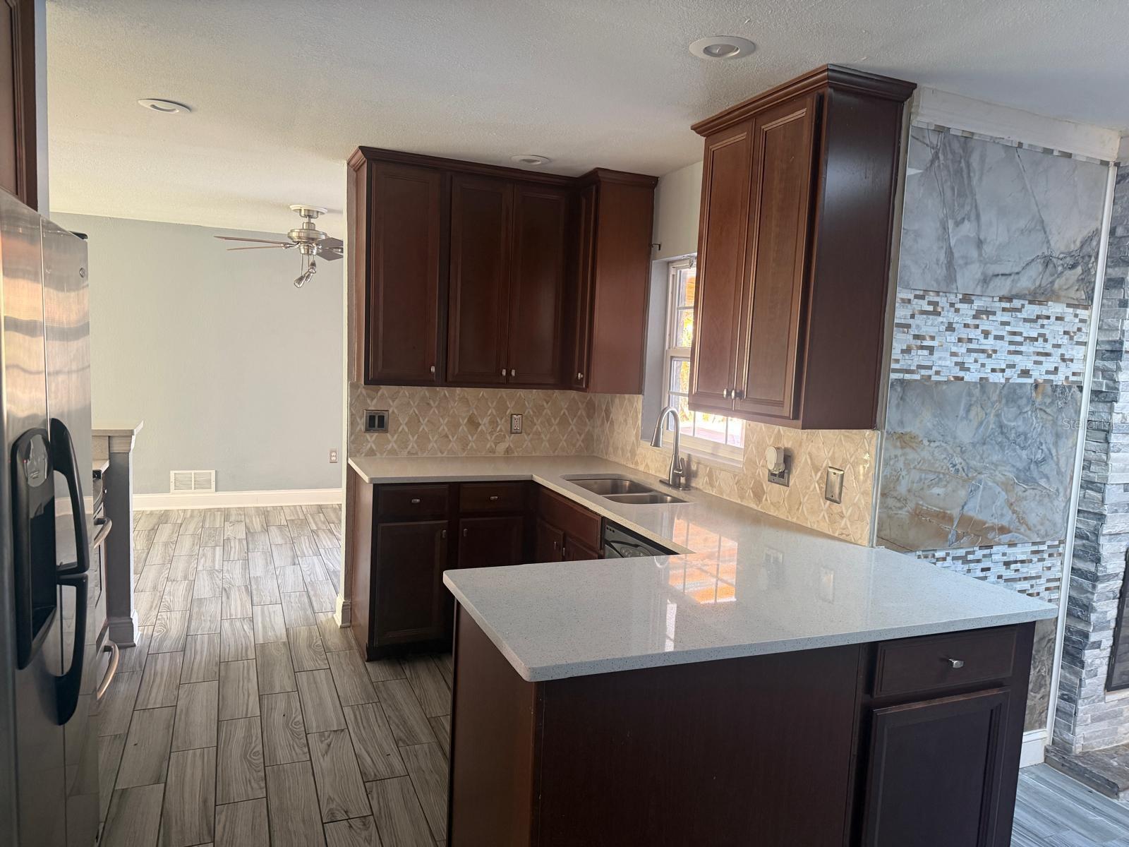 Listing photo id 3 for 8515 Peppercorn Drive