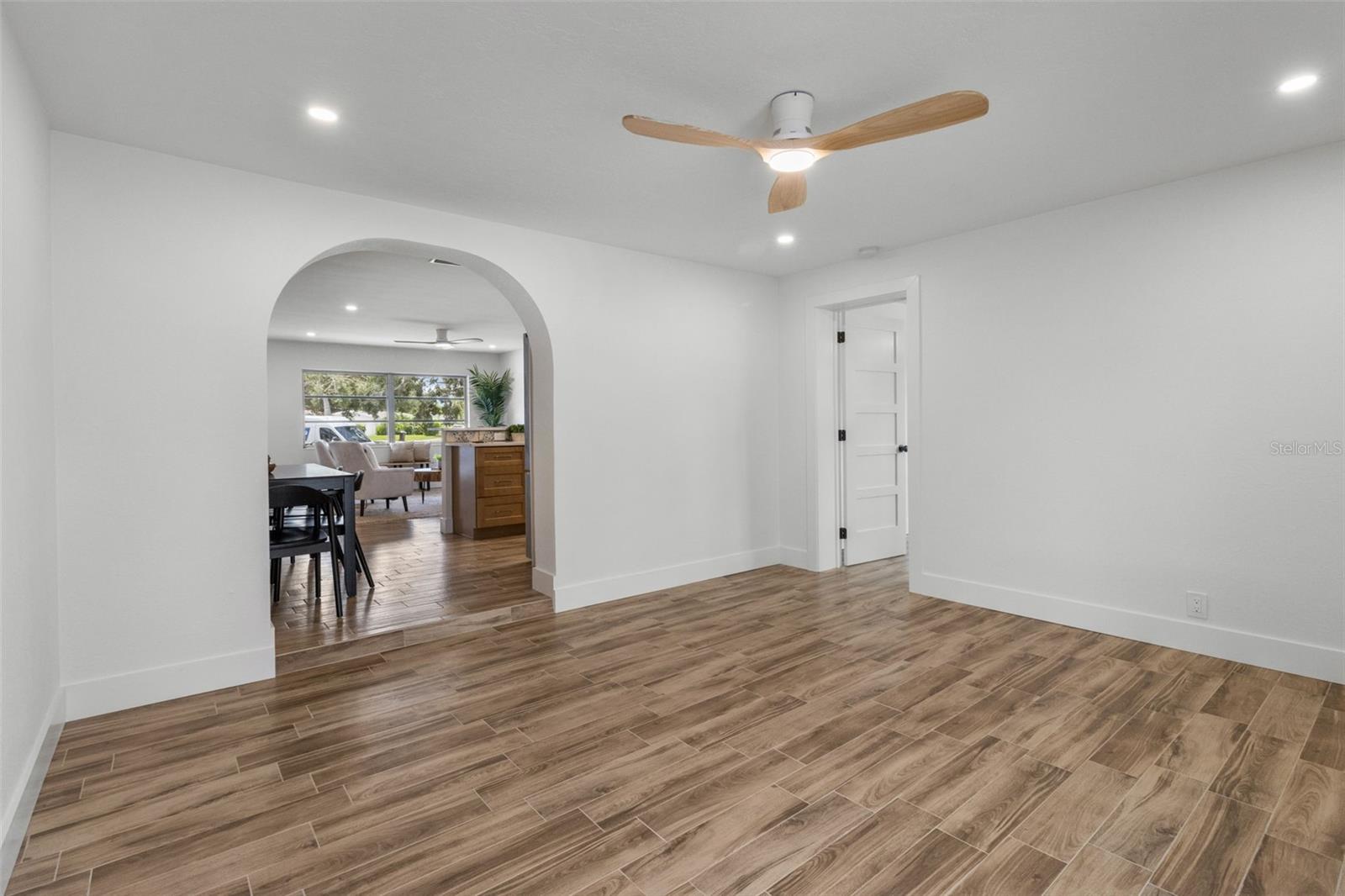 Image 6 of 12 For 3621 Searobin Drive Se