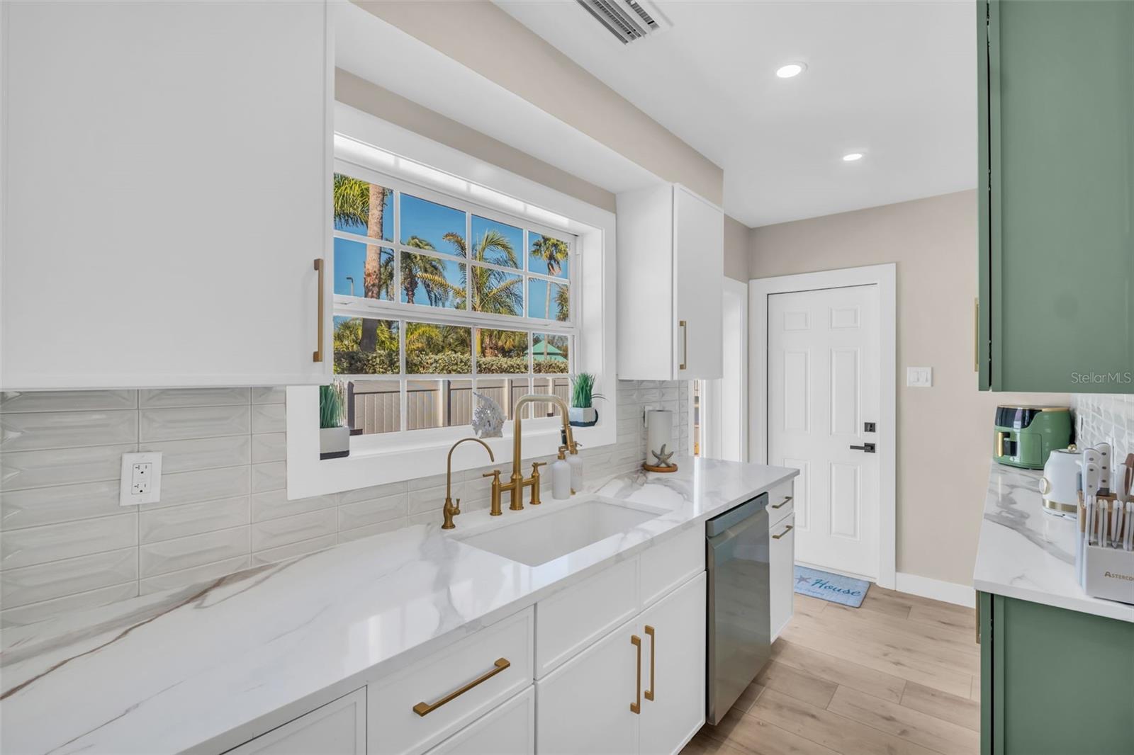 Image 11 of 51 For 16613 Gulf Boulevard