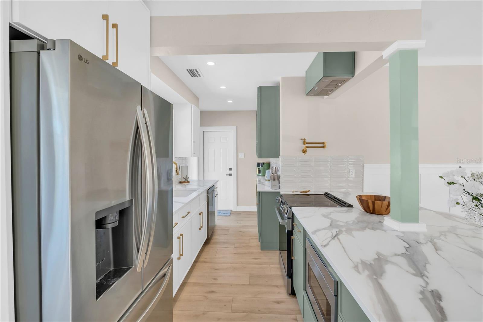 Image 13 of 51 For 16613 Gulf Boulevard