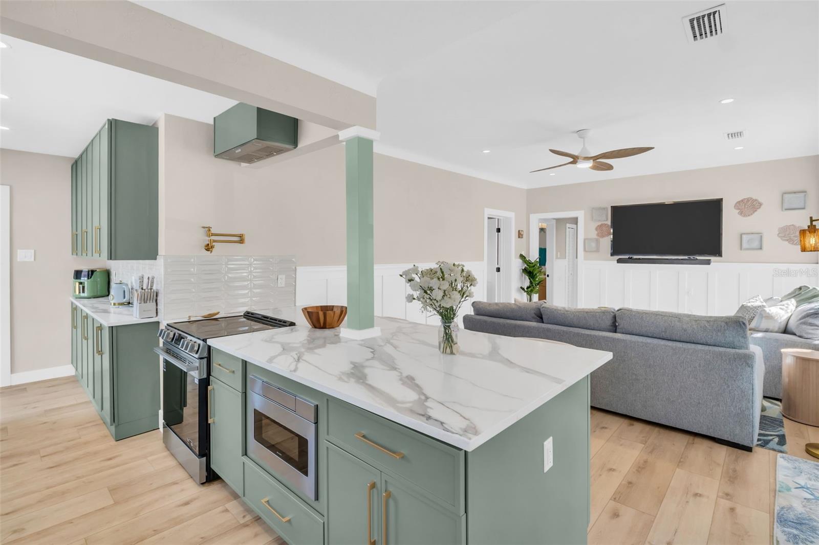 Image 9 of 51 For 16613 Gulf Boulevard