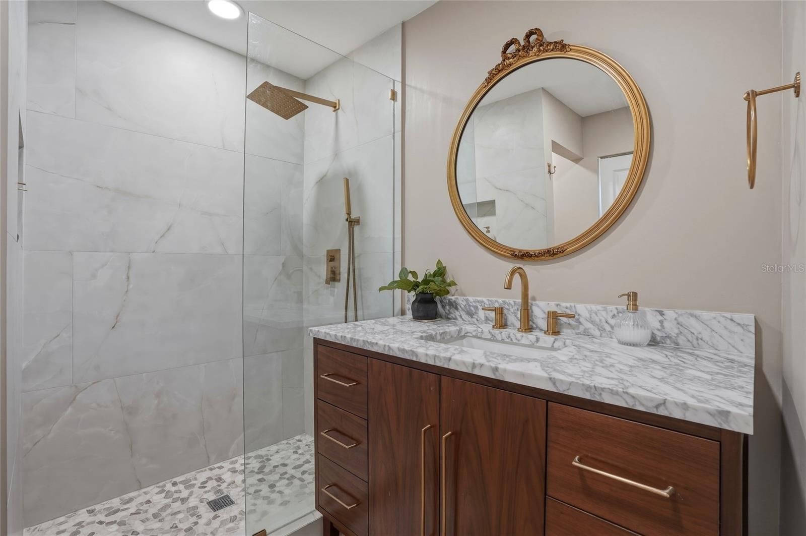 Image 25 of 40 For 411 42nd Avenue Ne