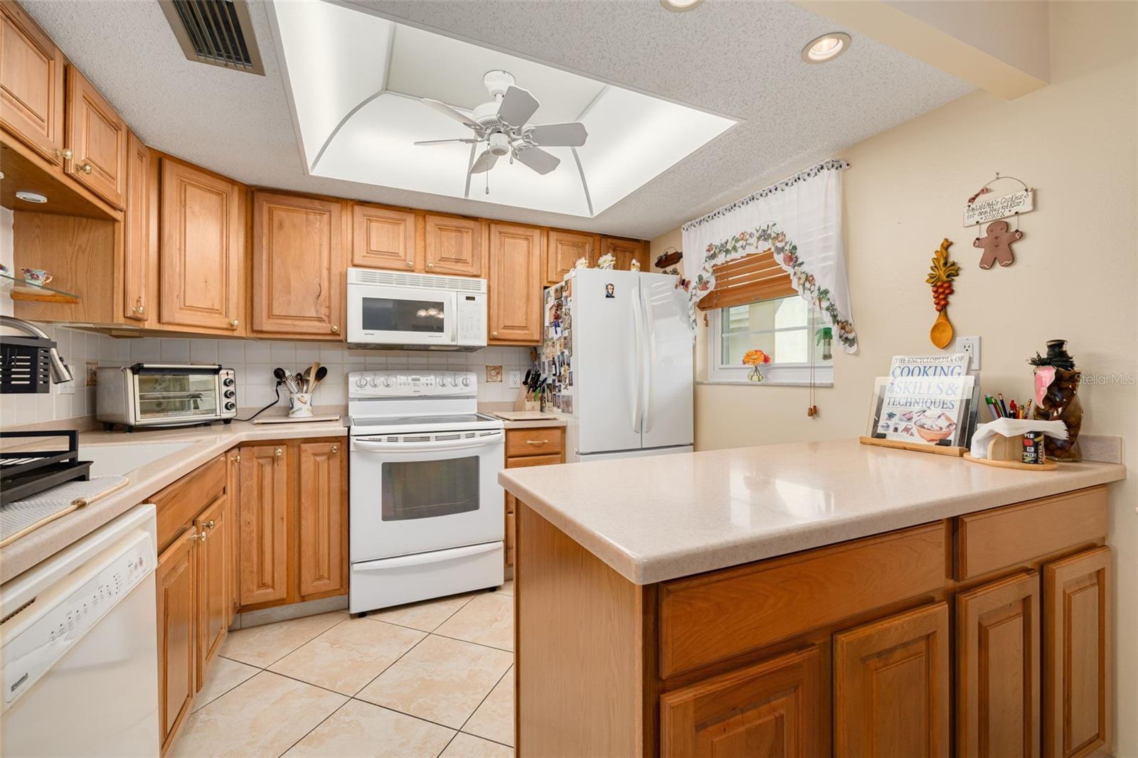 Listing photo id 13 for 2700 Bayshore Boulevard 5302