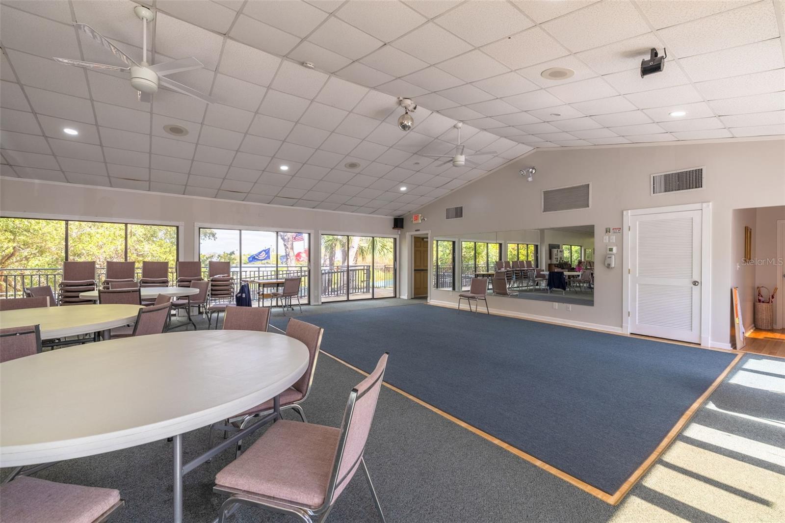 Listing photo id 44 for 2700 Bayshore Boulevard 5302