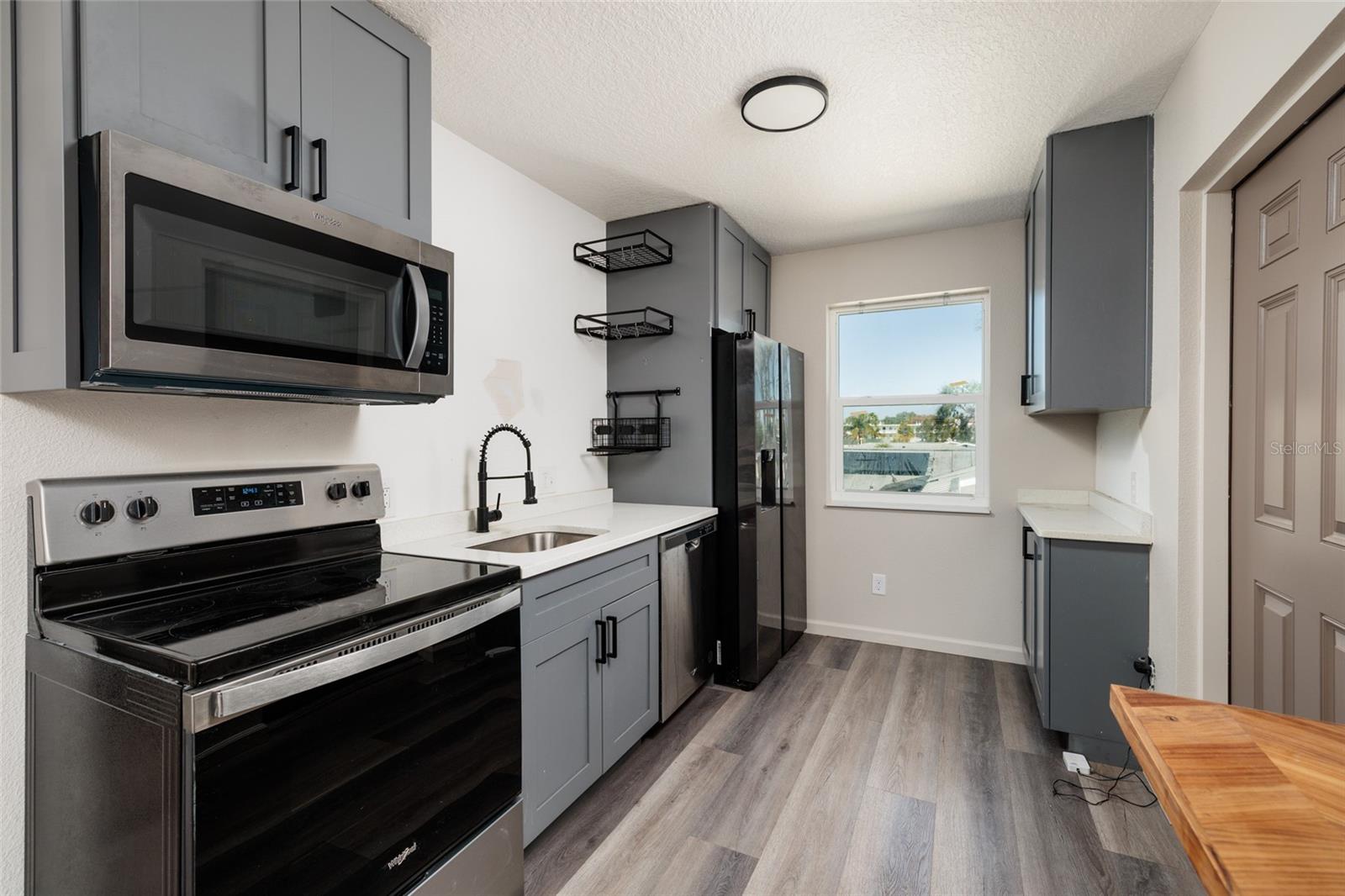 Listing photo id 17 for 600 74th Avenue N