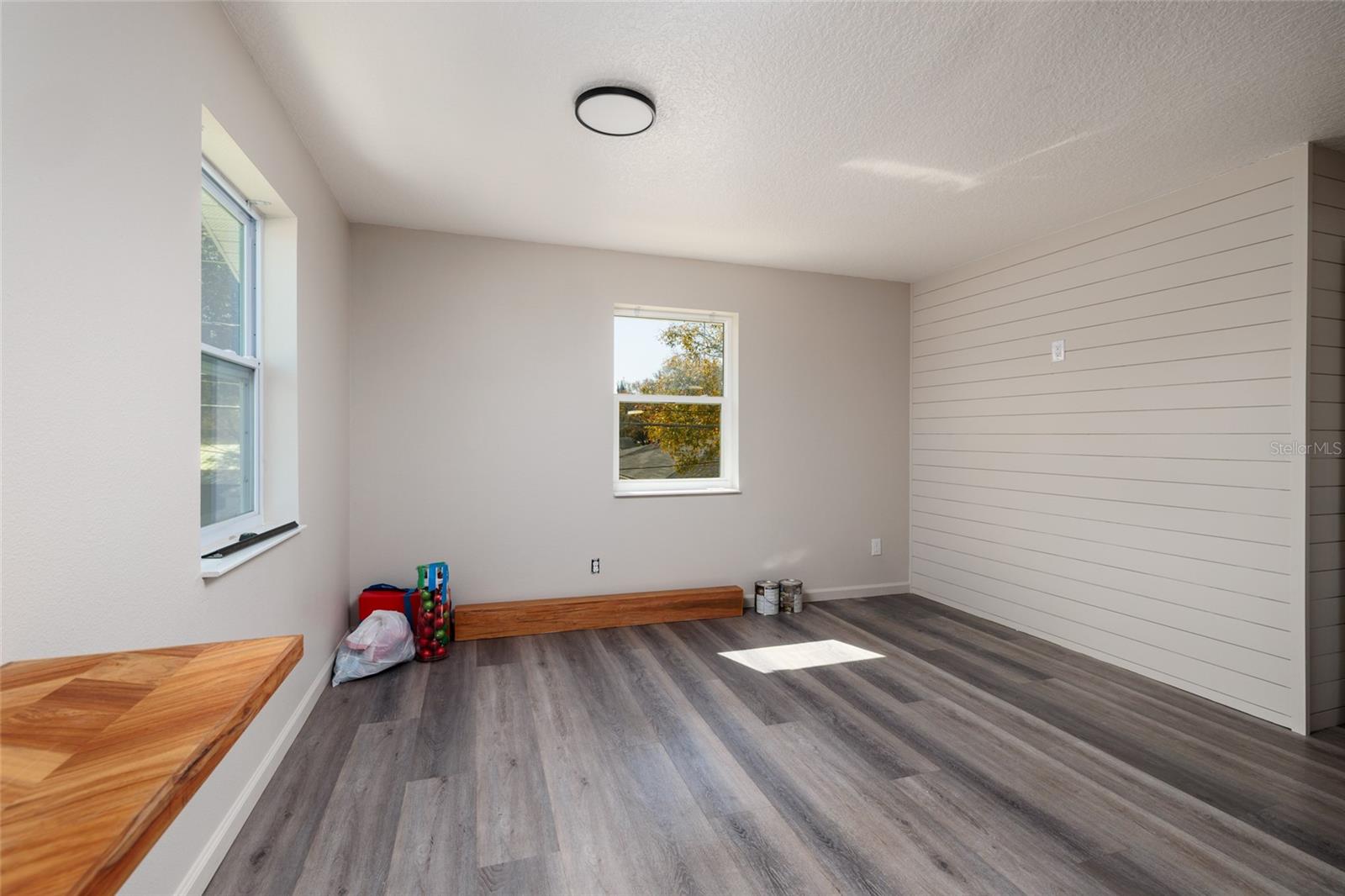 Listing photo id 18 for 600 74th Avenue N