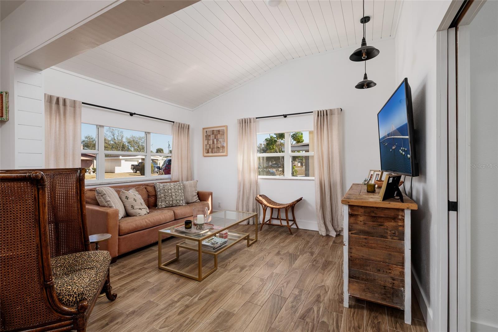 Listing photo id 2 for 600 74th Avenue N