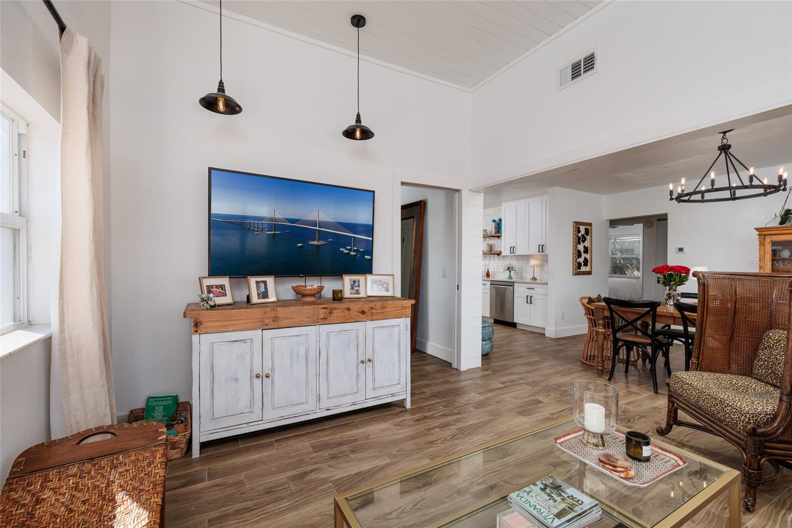 Listing photo id 3 for 600 74th Avenue N