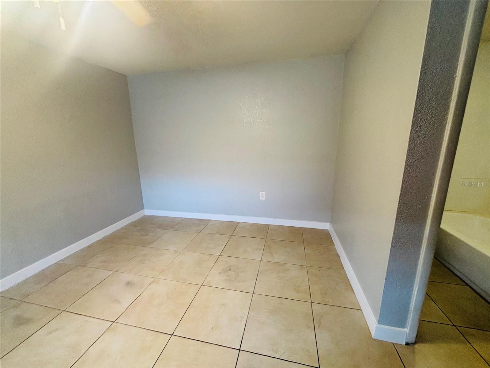 Image 6 of 6 For 1310i Lexington Court