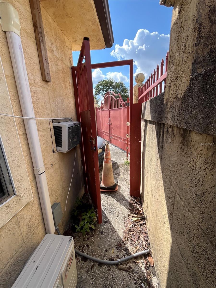 Listing photo id 35 for 995 114th Street