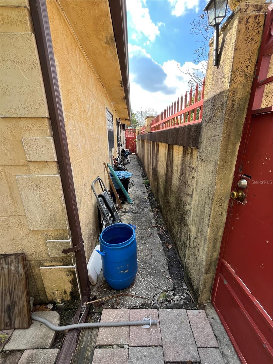 Listing photo id 38 for 995 114th Street