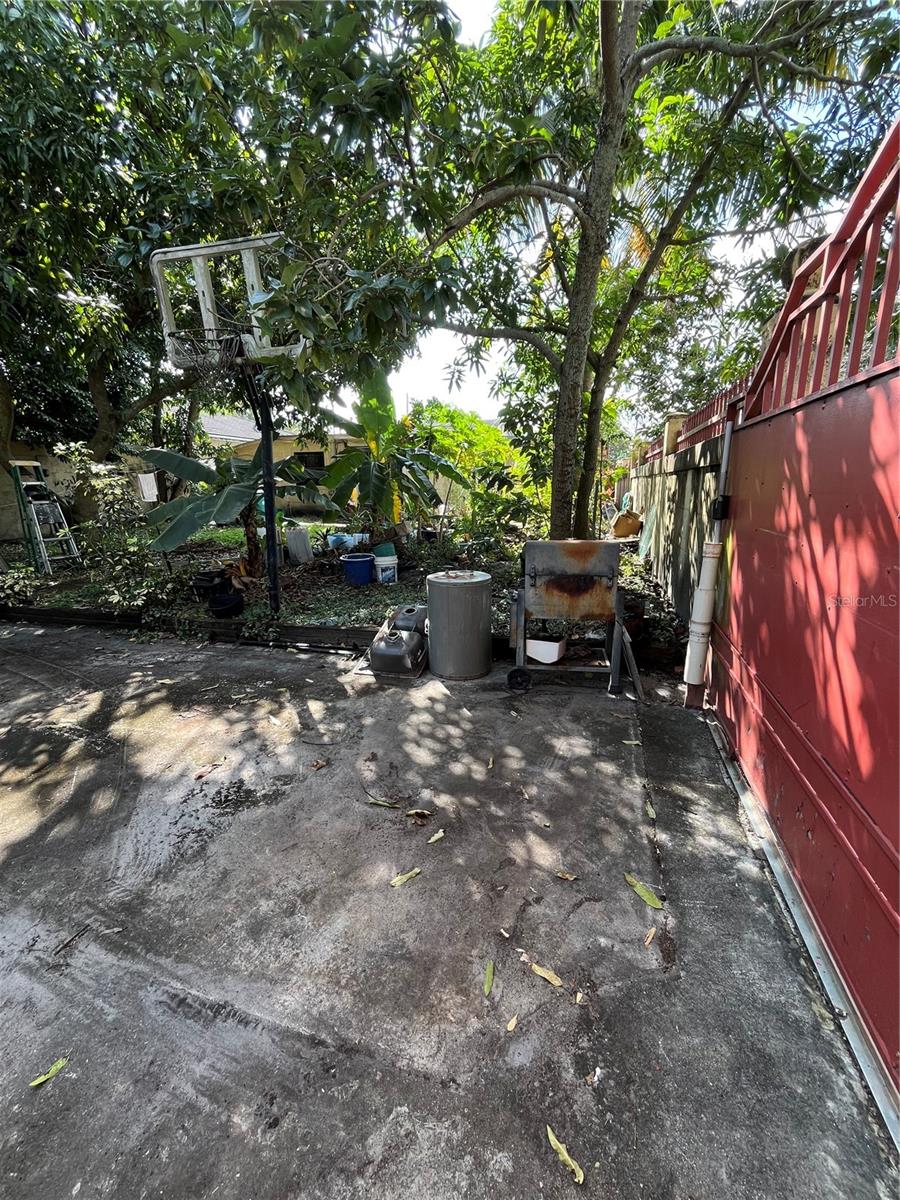 Listing photo id 55 for 995 114th Street