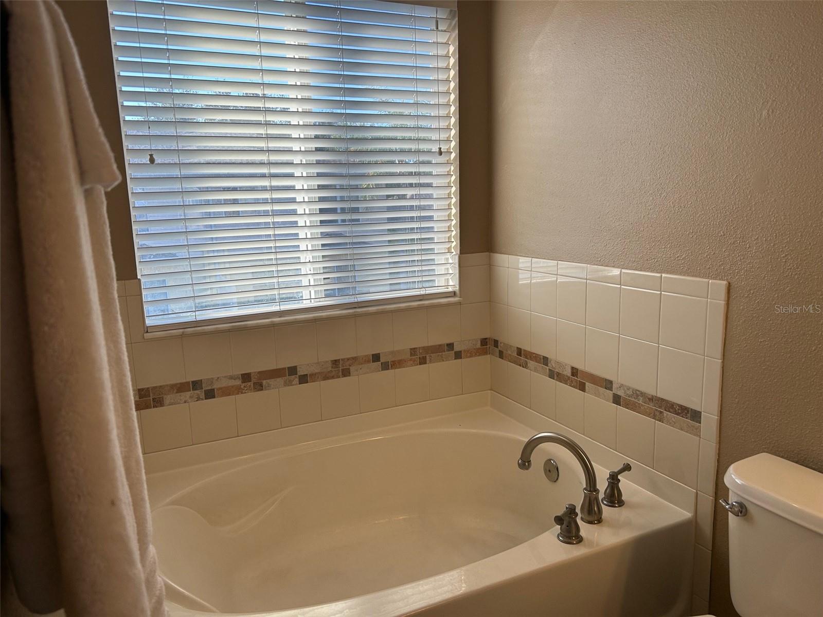 Listing photo id 14 for 4510 Limerick Drive