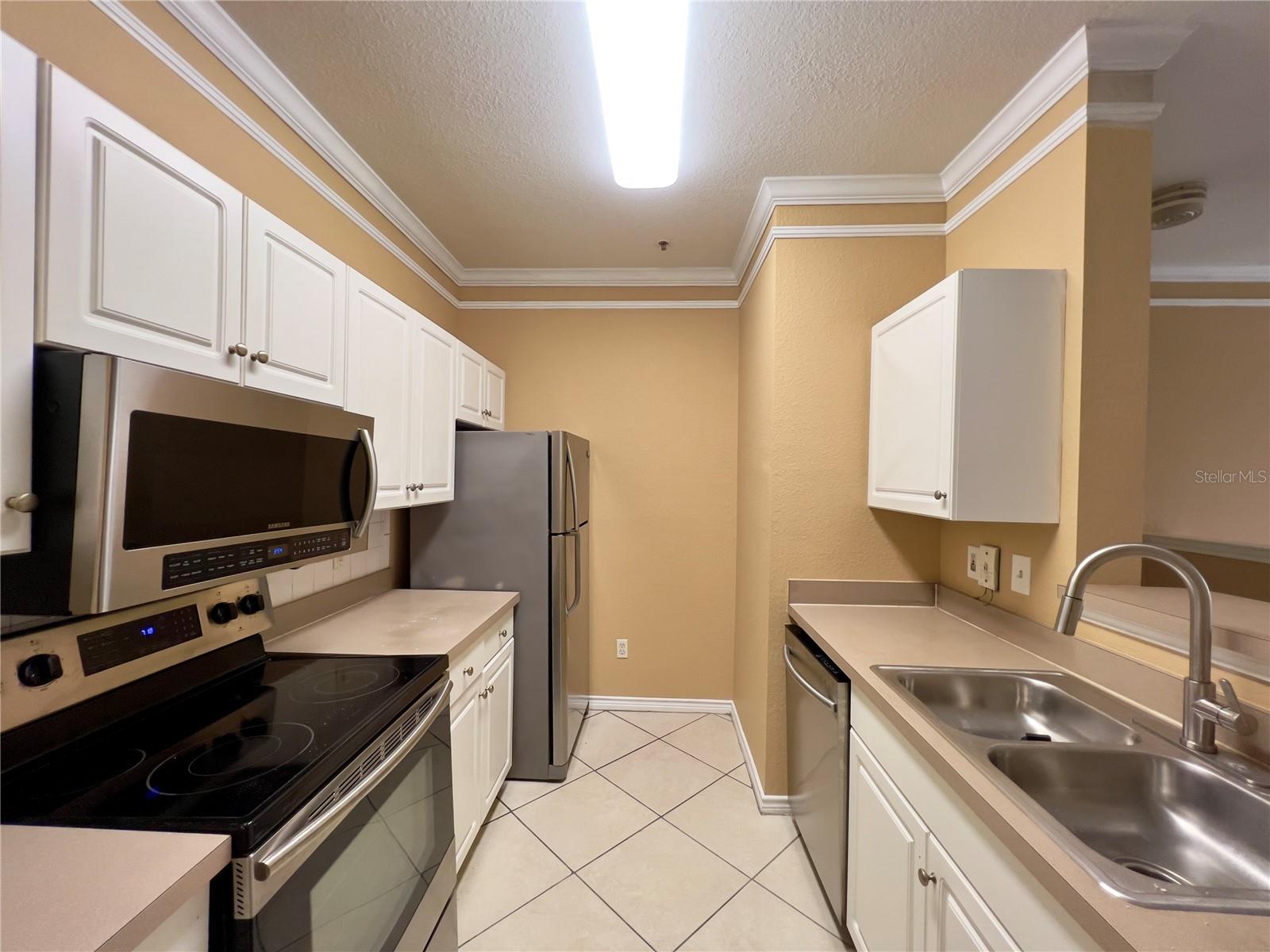 Listing photo id 3 for 4309 Bayside Village Drive 102