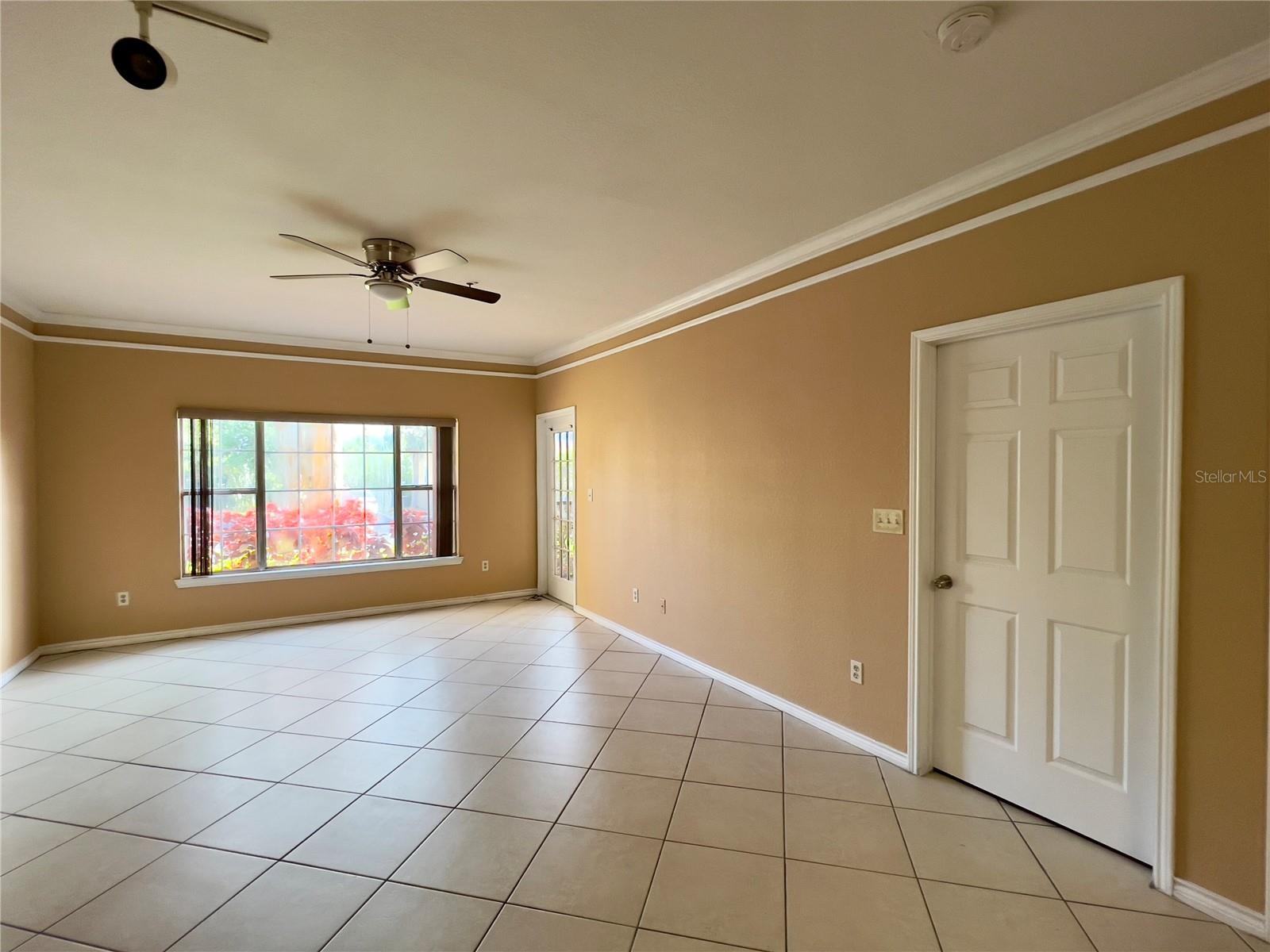 Listing photo id 4 for 4309 Bayside Village Drive 102