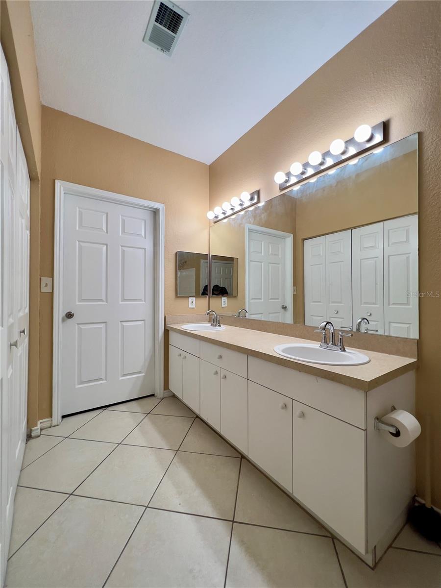 Listing photo id 6 for 4309 Bayside Village Drive 102
