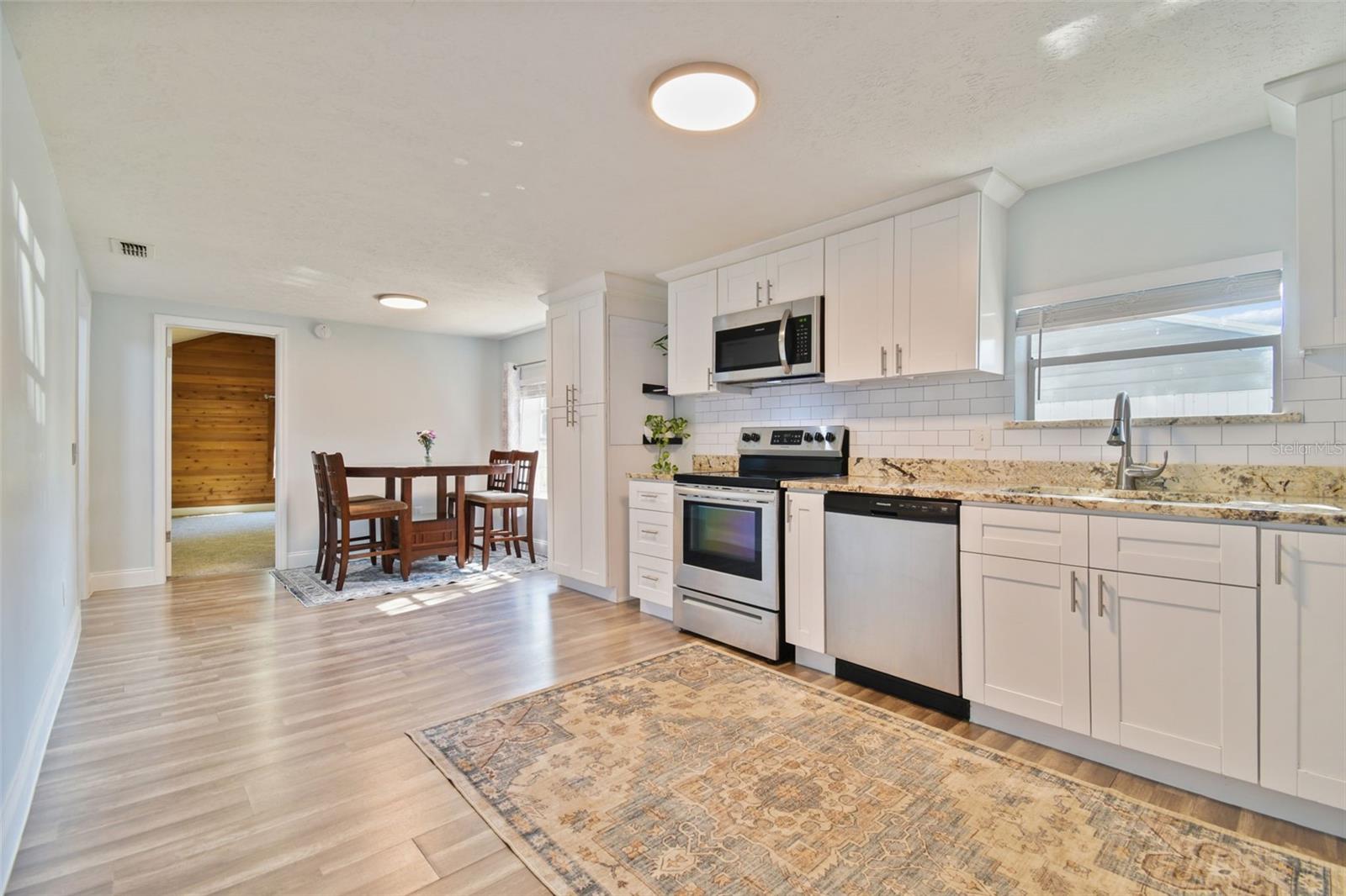 Listing photo id 8 for 407 Pevetty Drive