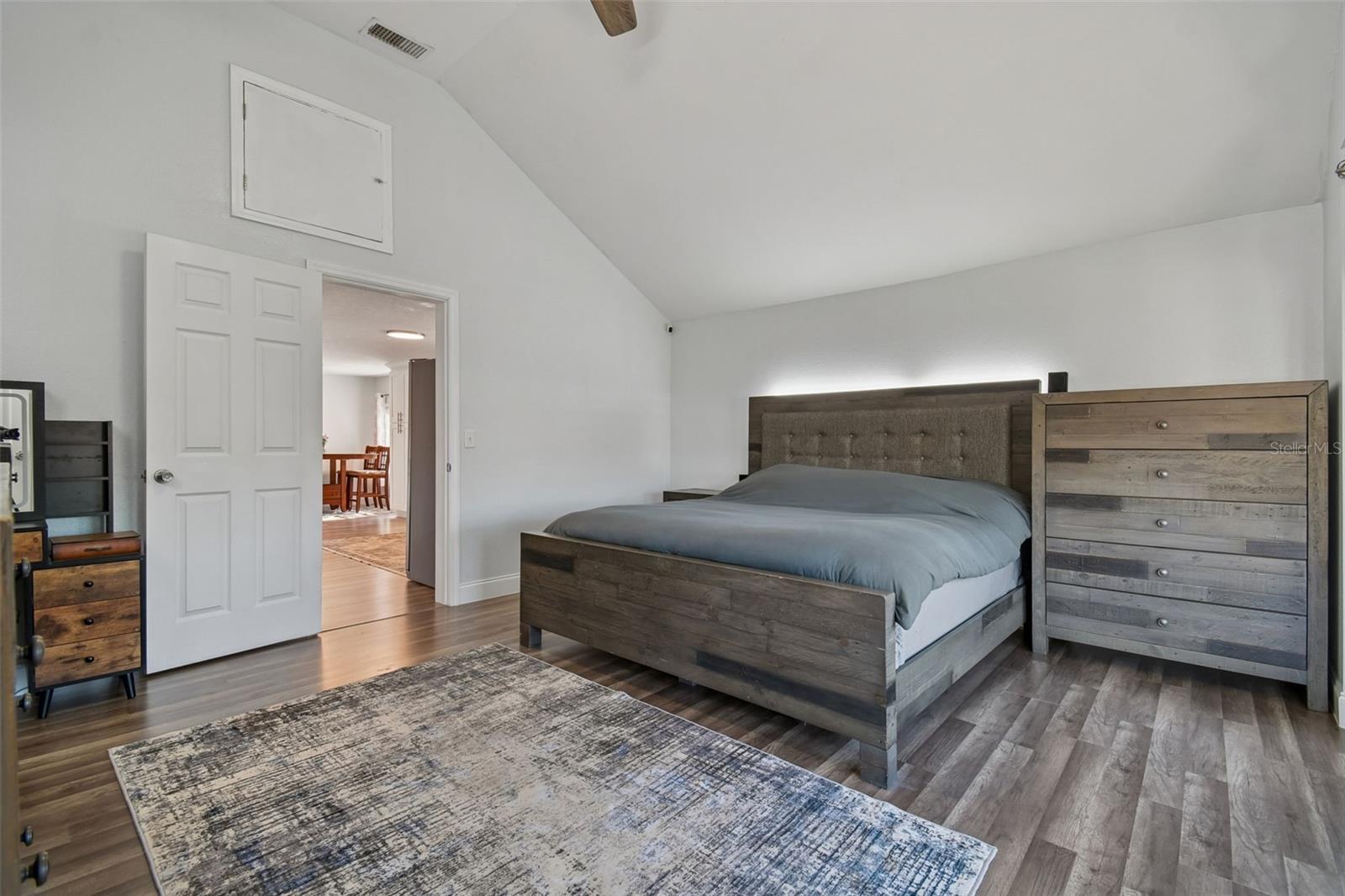 Listing photo id 11 for 407 Pevetty Drive