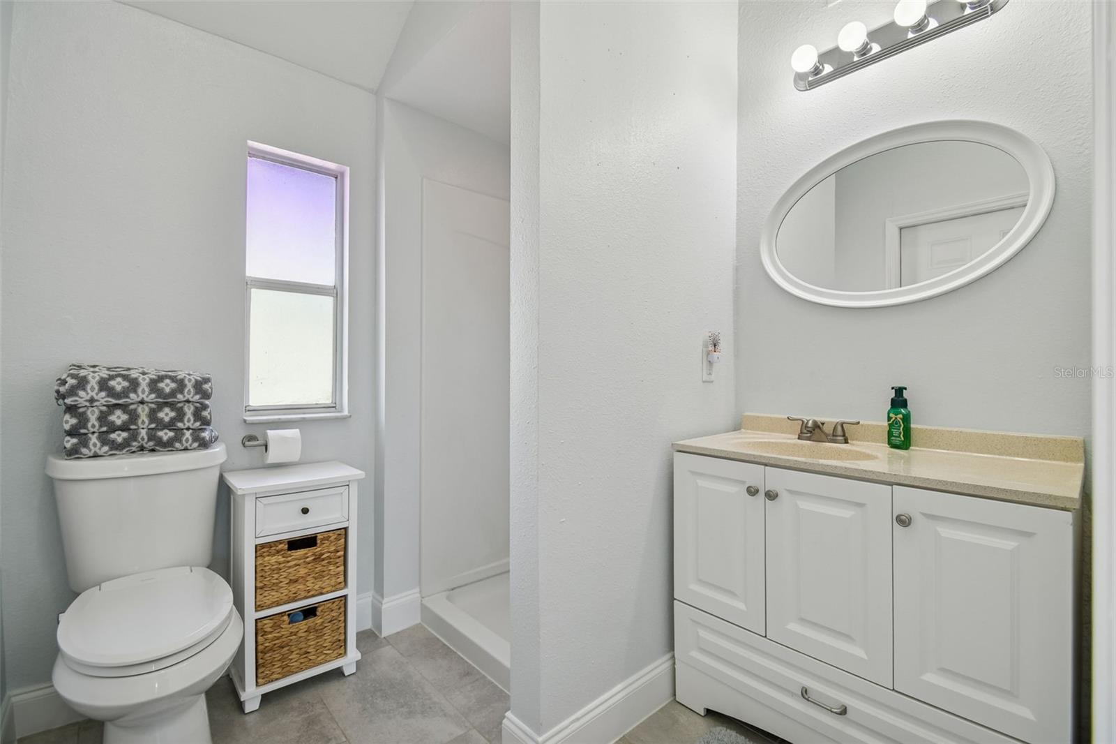 Listing photo id 16 for 407 Pevetty Drive