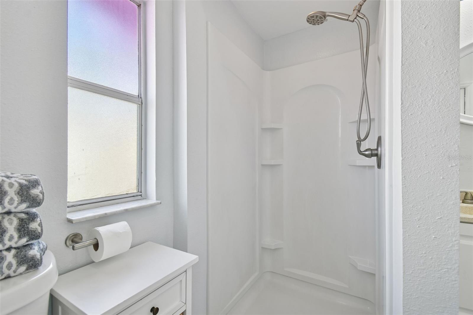 Listing photo id 17 for 407 Pevetty Drive