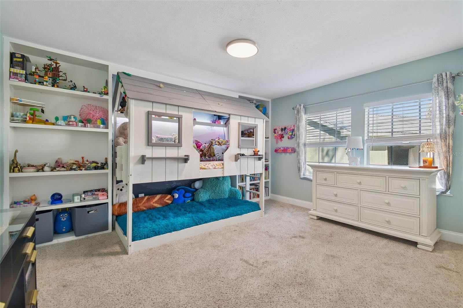 Listing photo id 18 for 407 Pevetty Drive