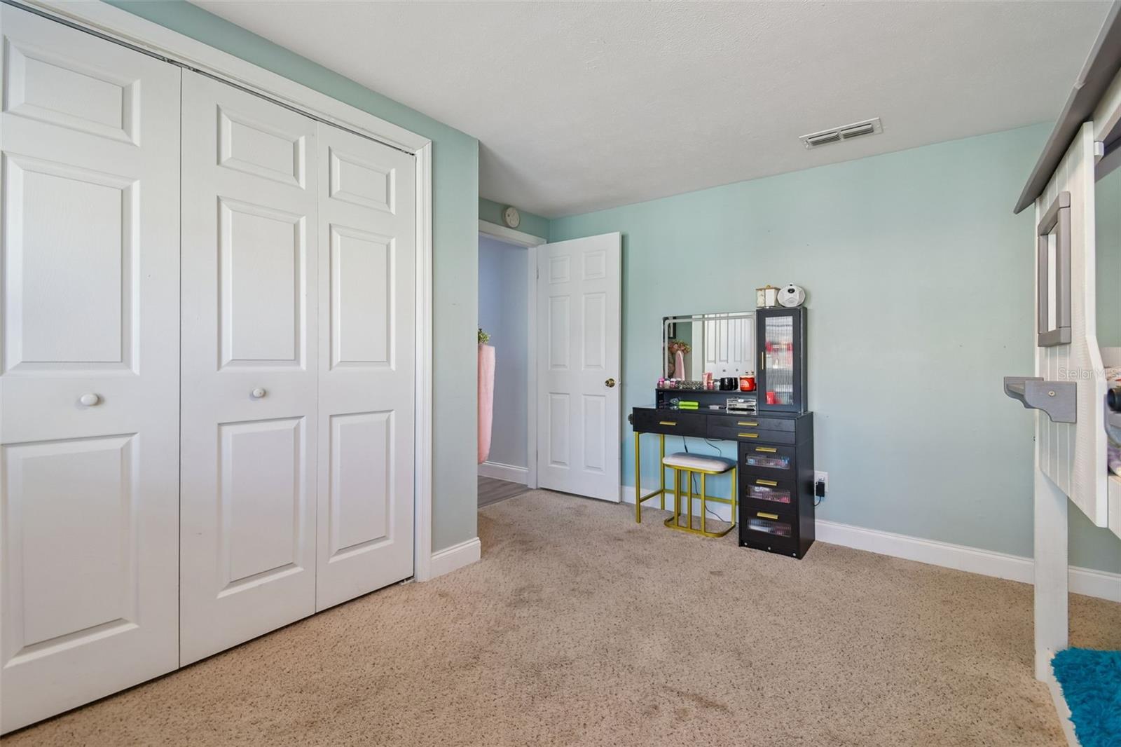 Listing photo id 20 for 407 Pevetty Drive