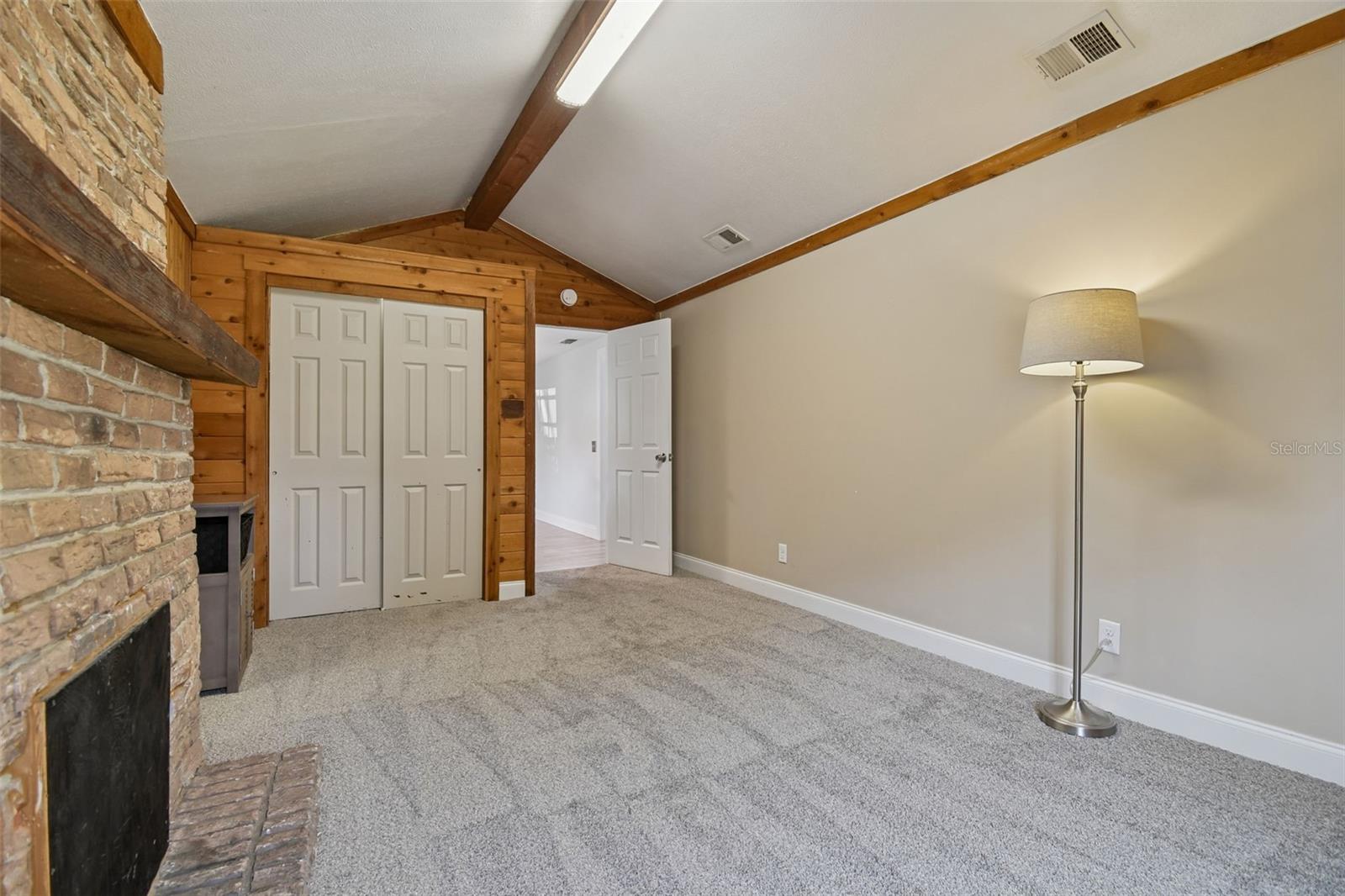 Listing photo id 25 for 407 Pevetty Drive