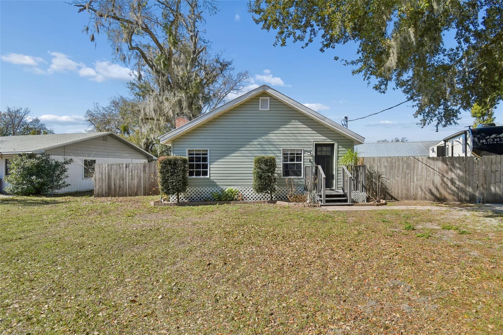 Listing photo id 1 for 407 Pevetty Drive