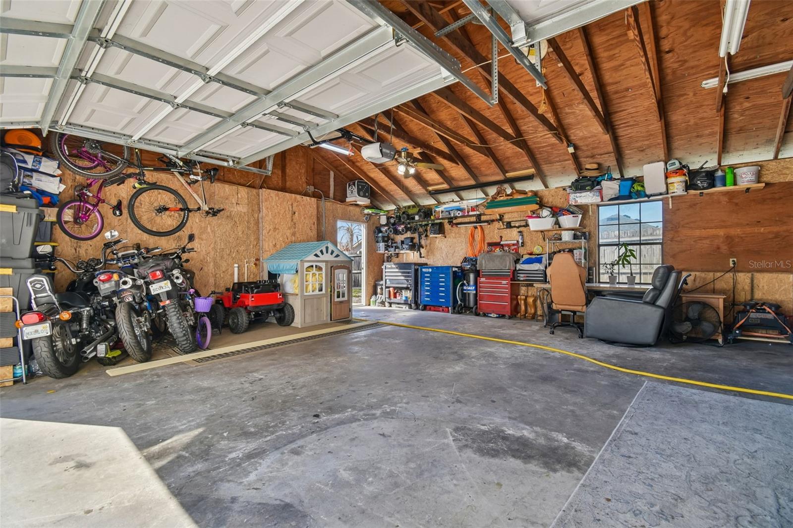 Listing photo id 31 for 407 Pevetty Drive