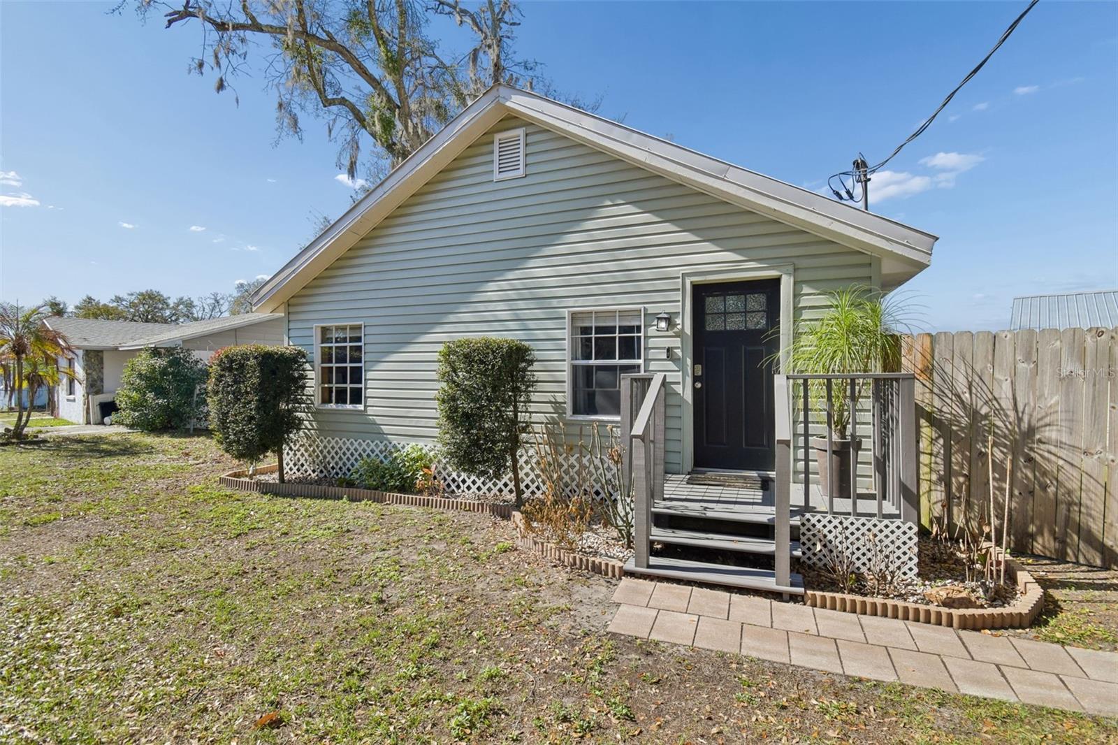 Listing photo id 3 for 407 Pevetty Drive