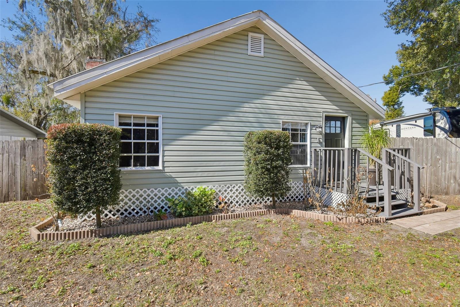 Listing photo id 4 for 407 Pevetty Drive