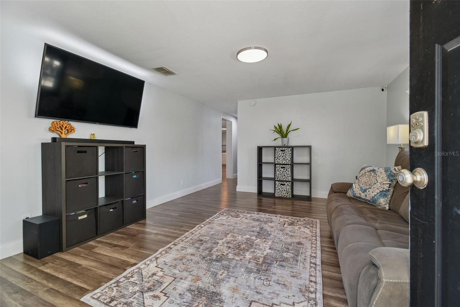 Listing photo id 5 for 407 Pevetty Drive