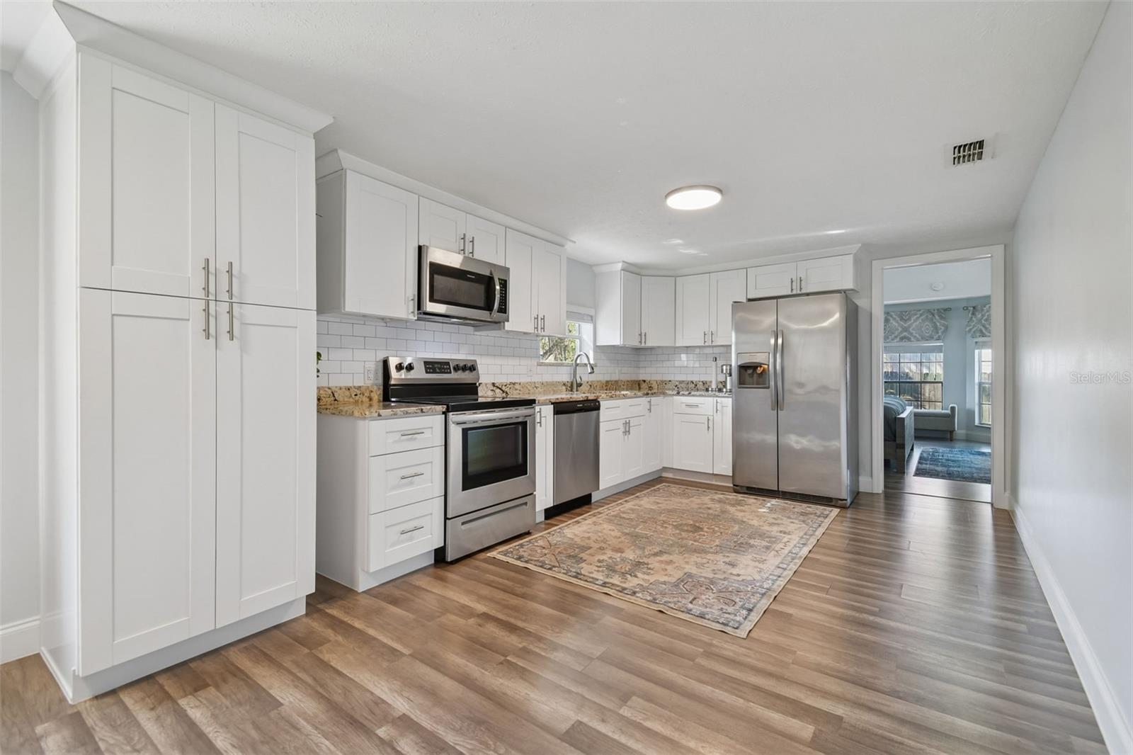 Listing photo id 7 for 407 Pevetty Drive