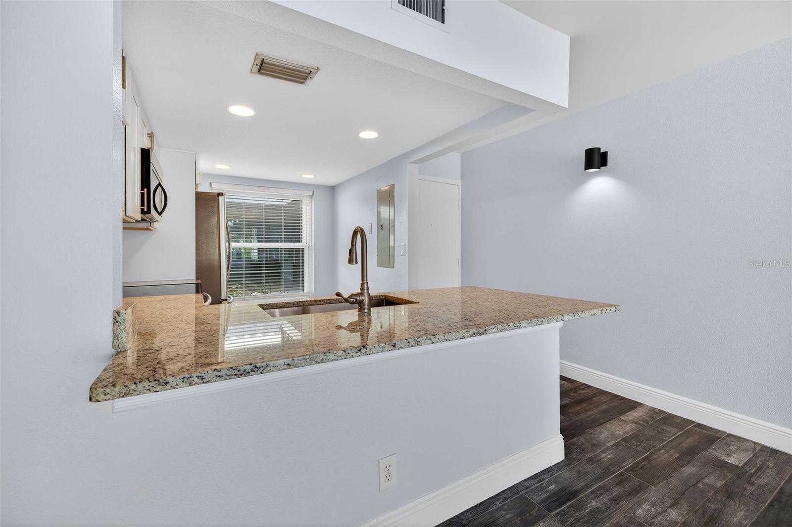 Image 12 of 37 For 6210 Sun Boulevard 112