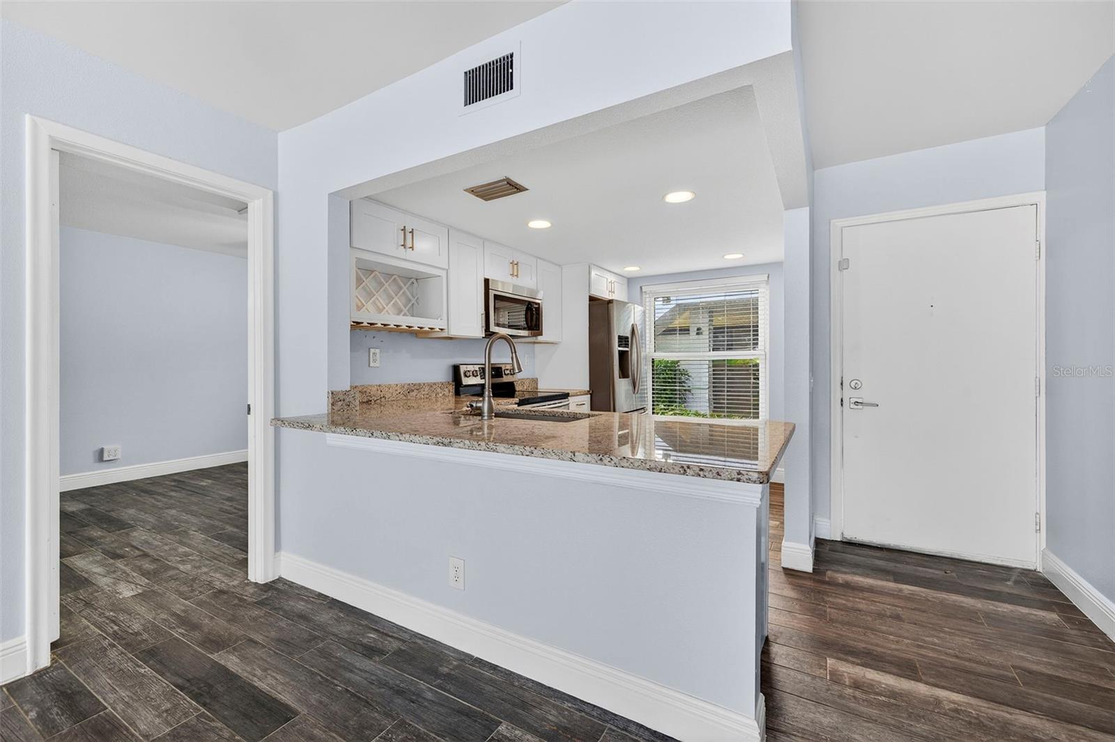 Image 6 of 37 For 6210 Sun Boulevard 112