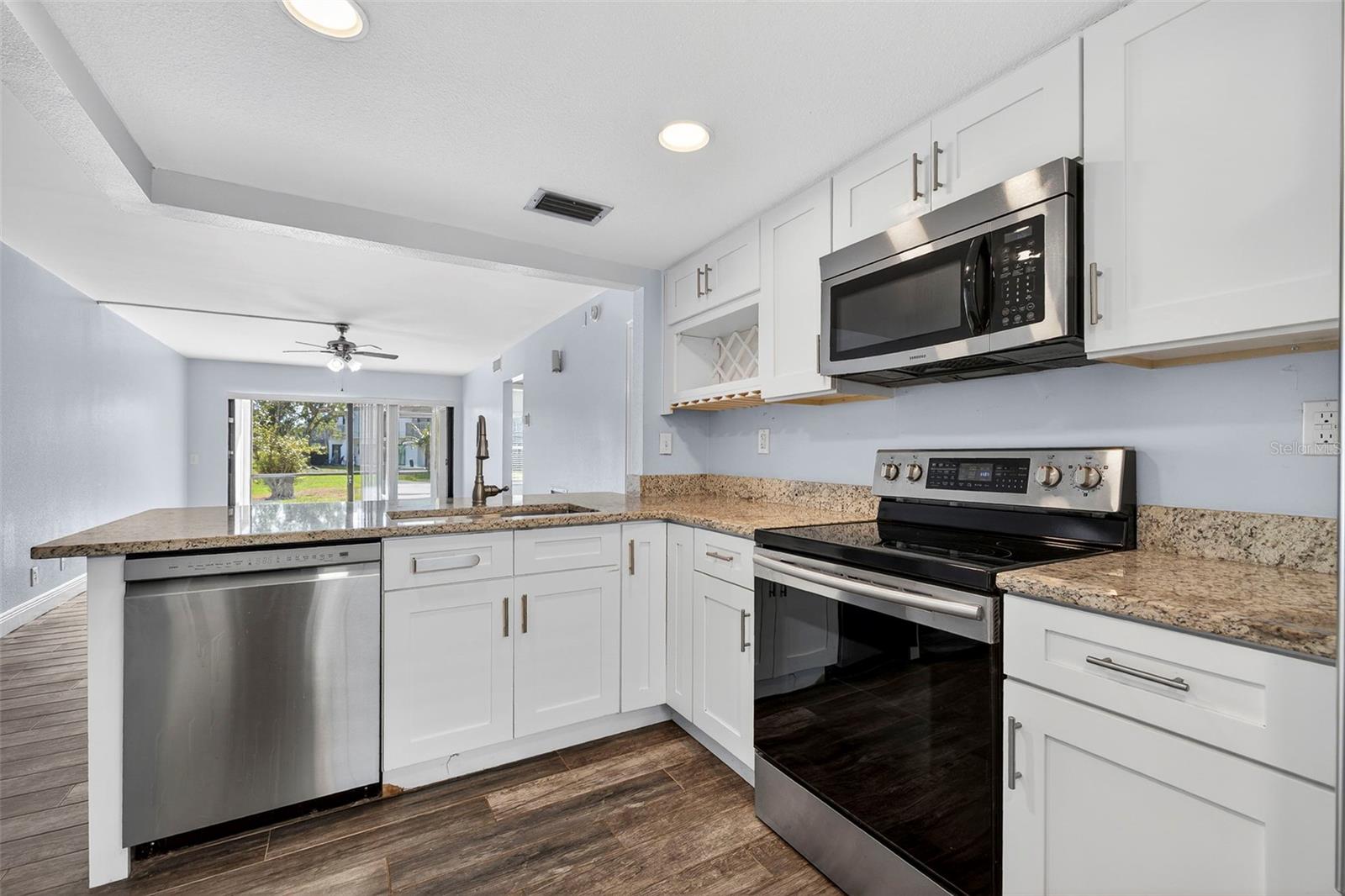 Image 9 of 37 For 6210 Sun Boulevard 112