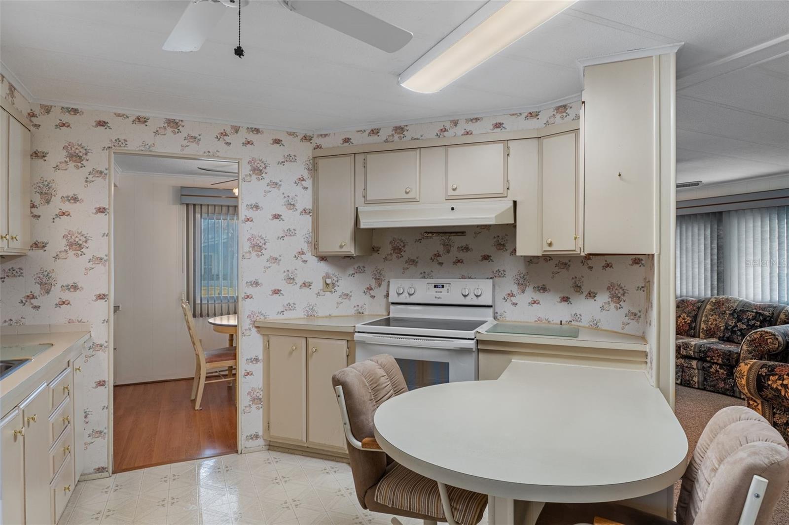 Listing photo id 13 for 7509 Mission Street