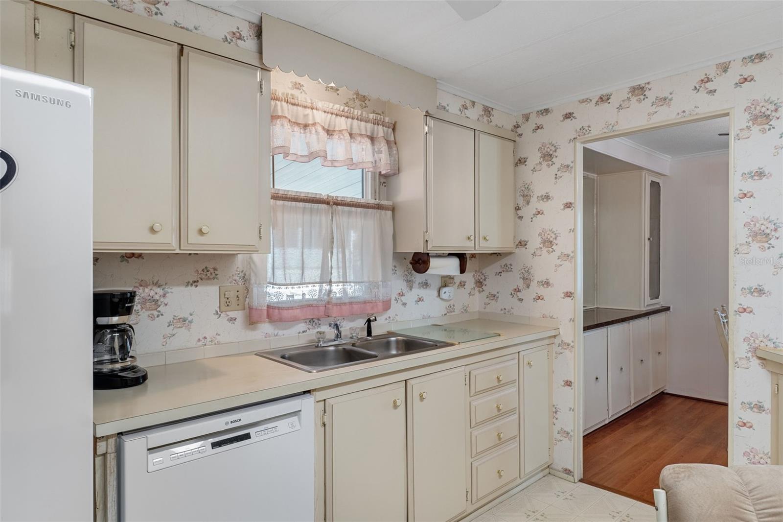 Listing photo id 14 for 7509 Mission Street