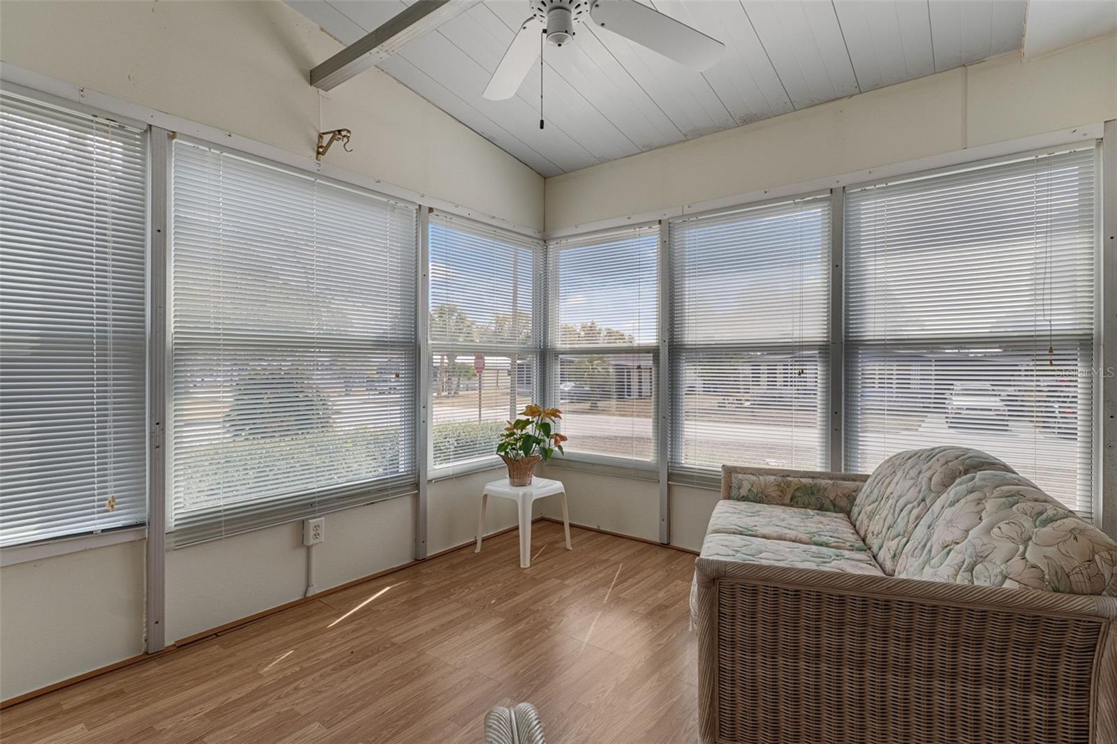 Listing photo id 16 for 7509 Mission Street