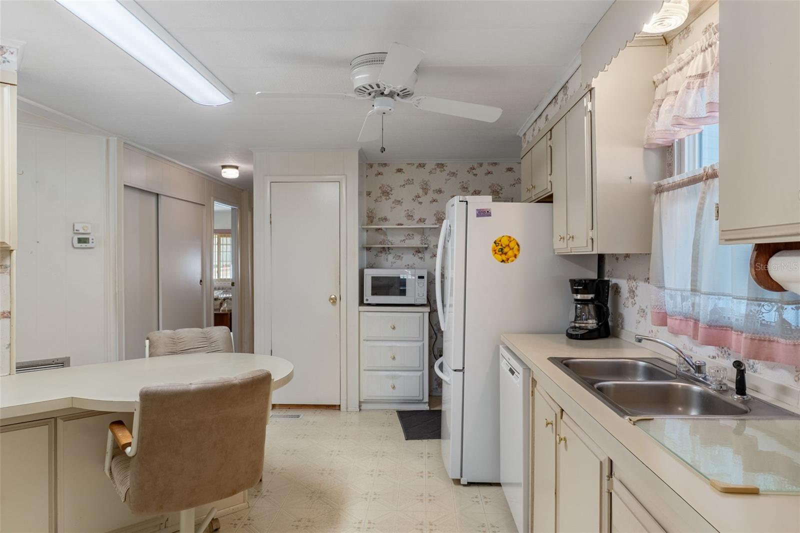 Listing photo id 1 for 7509 Mission Street