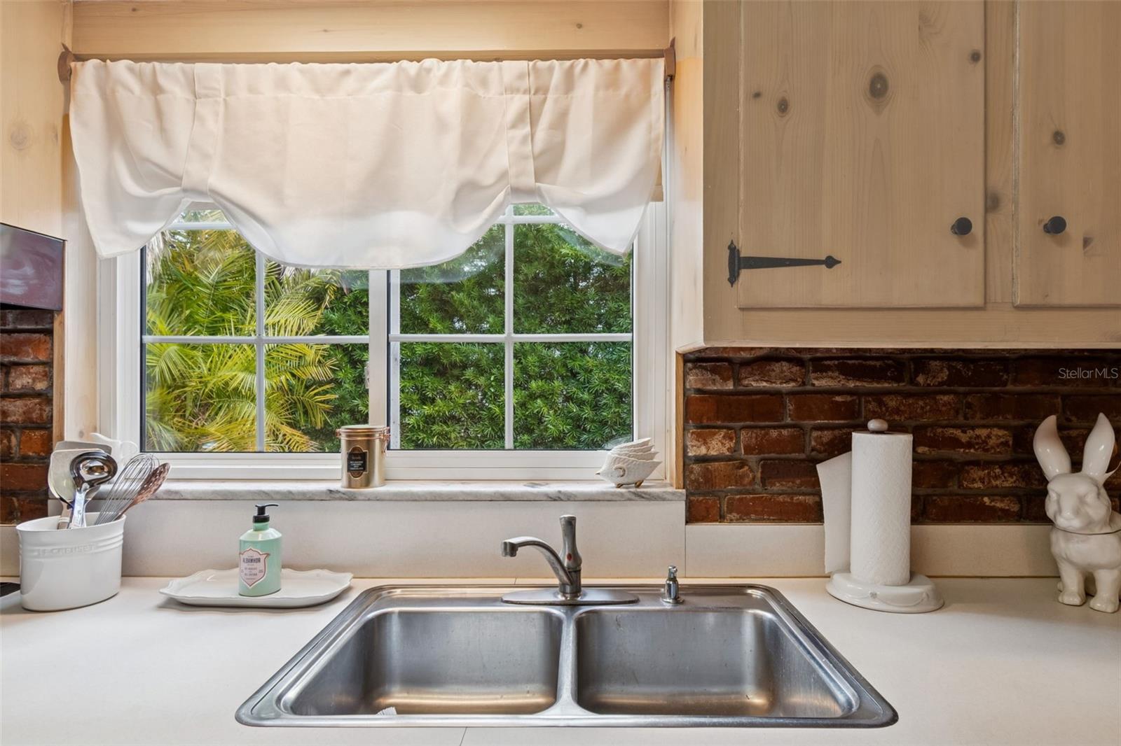 Image 19 of 64 For 65 Inness Drive