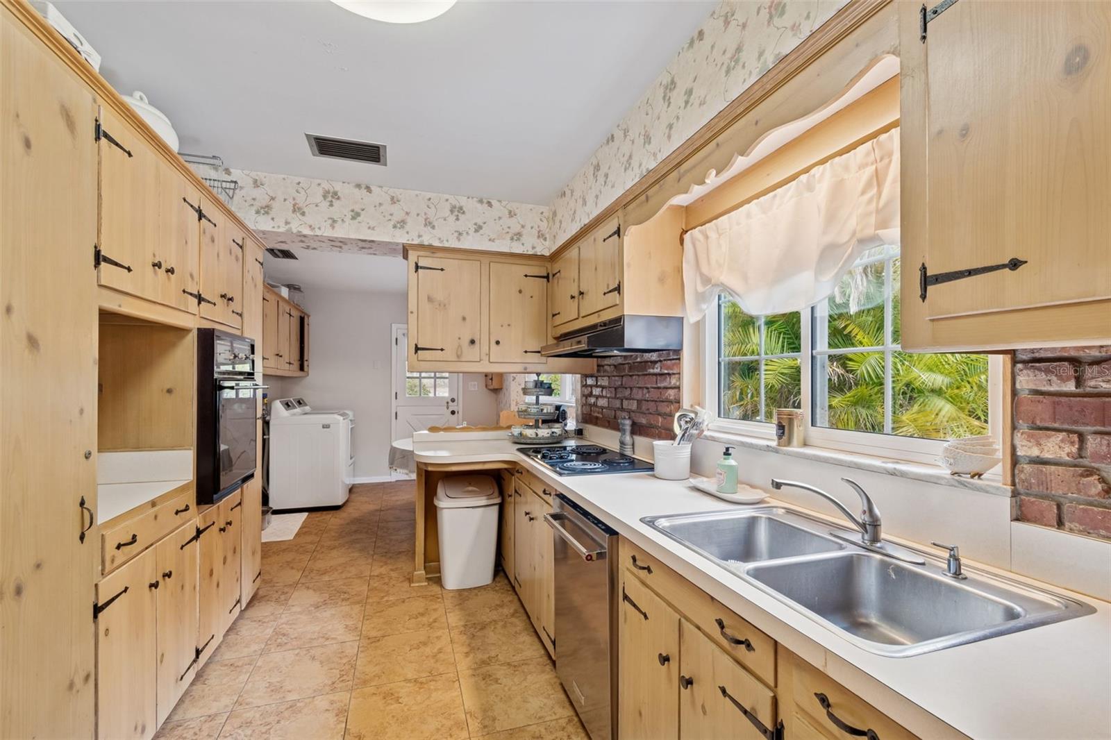 Image 20 of 64 For 65 Inness Drive