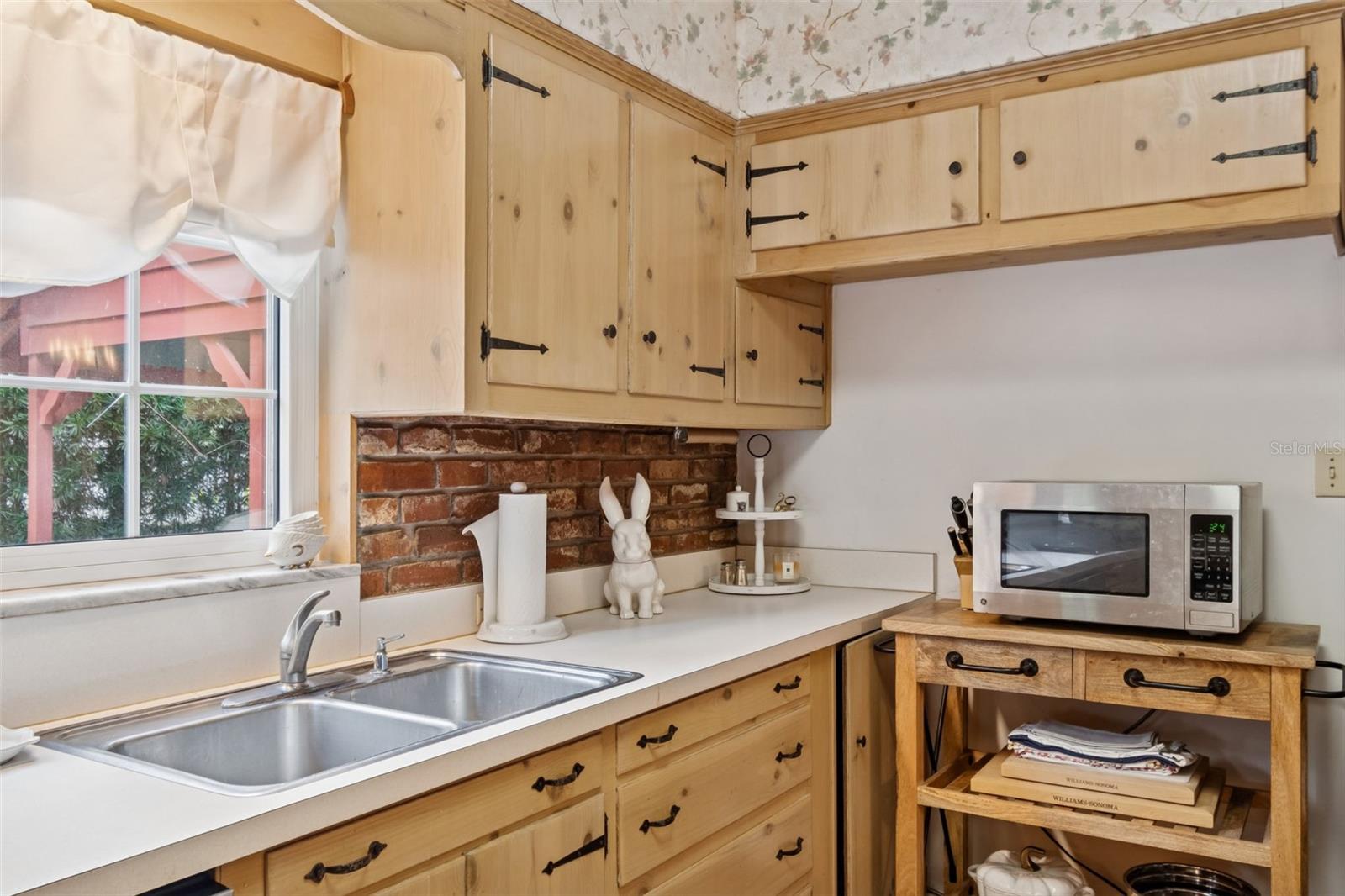 Image 22 of 64 For 65 Inness Drive