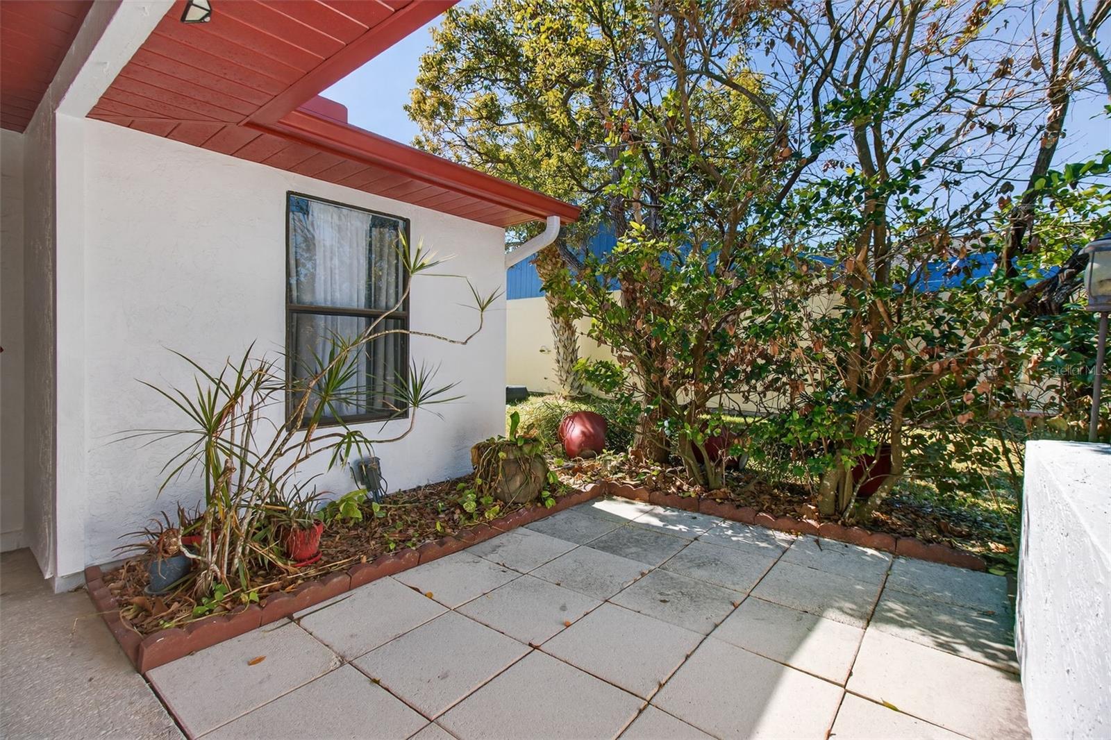 Listing photo id 3 for 215 Lake Charles Court