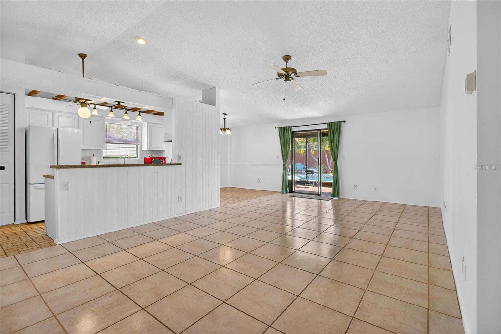 Listing photo id 4 for 215 Lake Charles Court